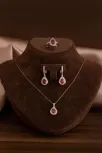 Kadın Gümüş Set - Mekik Model Yakut Taşlı Zirkon Süslemeli Rodyumlu Kadın Set Kadın Gümüş Set - Mekik Model Yakut Taşlı Zirkon Süslemeli Rodyumlu Kadın Set