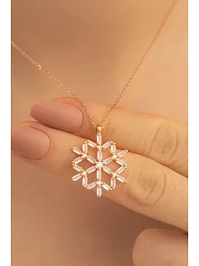 Kadın Gümüş Kolye - Kadın Rose Renk Baget Taşlı Kar Tanesi Gümüş Kolye Kadın Gümüş Kolye - Kadın Rose Renk Baget Taşlı Kar Tanesi Gümüş Kolye