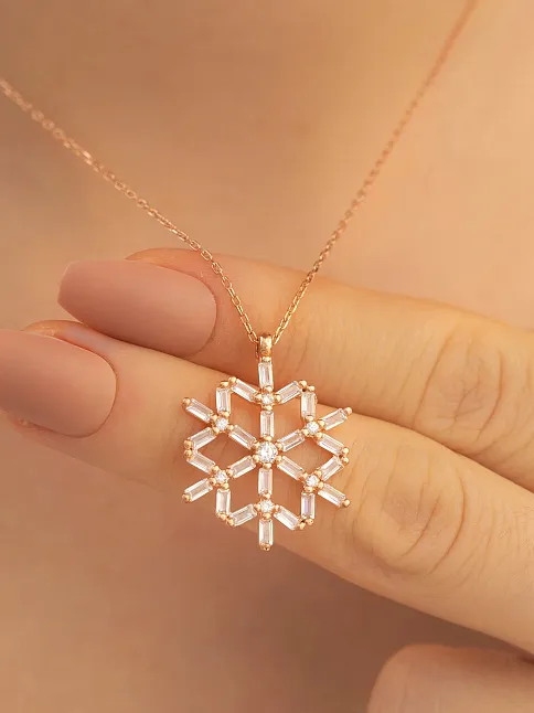 Kadın Gümüş Kolye - Kadın Rose Renk Baget Taşlı Kar Tanesi Gümüş Kolye Kadın Gümüş Kolye - Kadın Rose Renk Baget Taşlı Kar Tanesi Gümüş Kolye