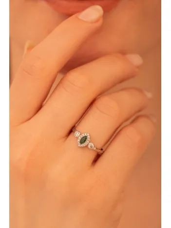 Kadın Gümüş Yüzük - Pera Zümrüt Mekik Taşlı 925 Ayar Gümüş Yüzük
