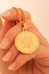 Kadın Çelik Kolye -Altın Kaplama Allah Yazılı Yuvarlak Model Çelik Kolye Kadın Çelik Kolye -Altın Kaplama Allah Yazılı Yuvarlak Model Çelik Kolye