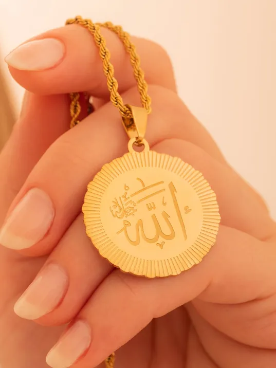 Kadın Çelik Kolye -Altın Kaplama Allah Yazılı Yuvarlak Model Çelik Kolye Kadın Çelik Kolye -Altın Kaplama Allah Yazılı Yuvarlak Model Çelik Kolye