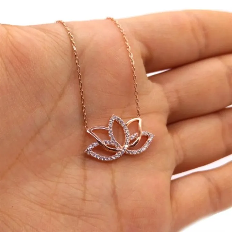 Bayan 925 Ayar Gümüş Roze Zirkon Taşlı Lotus Kolye GKLROSLOTUS Bayan 925 Ayar Gümüş Roze Zirkon Taşlı Lotus Kolye GKLROSLOTUS