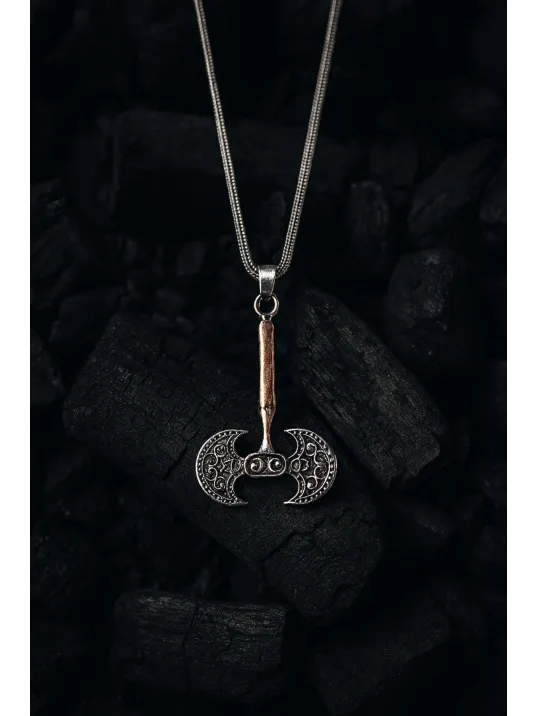 Erkek Çift Taraflı Balta Figürlü Gümüş Kolye – Viking Savaşçı Modeli