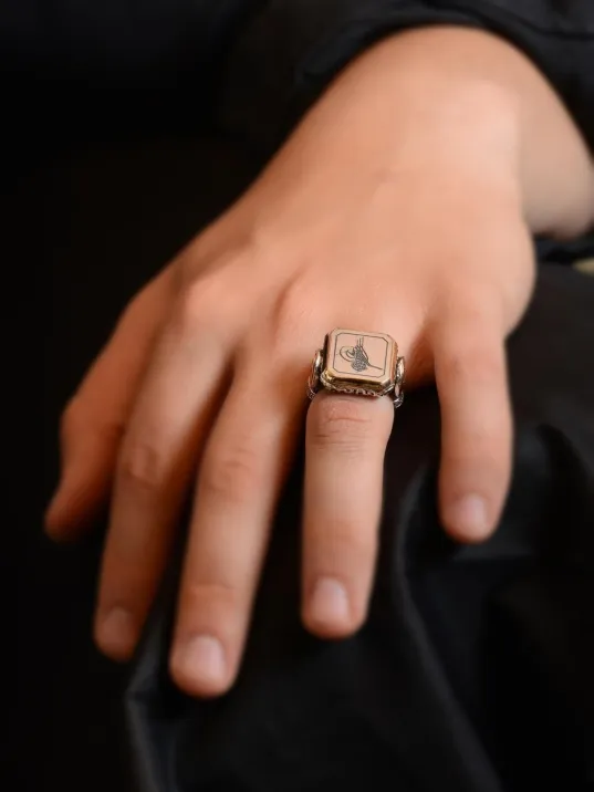 Kare Osmanlı Tuğra Model Yanı Teşkilat-ı Mahsusa Desenli Erkek Gümüş Yüzük Kare Osmanlı Tuğra Model Yanı Teşkilat-ı Mahsusa Desenli Erkek Gümüş Yüzük