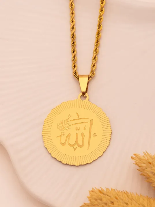 Kadın Çelik Kolye -Altın Kaplama Allah Yazılı Yuvarlak Model Çelik Kolye Kadın Çelik Kolye -Altın Kaplama Allah Yazılı Yuvarlak Model Çelik Kolye