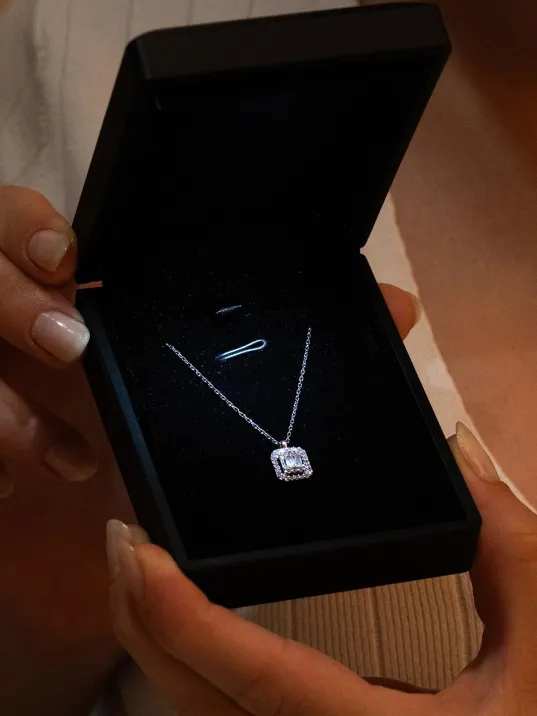 Işıklı Lüks Siyah Kolye Kutusu