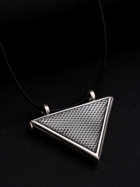 Orta Boy Baklava Desenli Gümüş Muska Haznesi Deri Kolye Hediyeli Orta Boy Baklava Desenli Gümüş Muska Haznesi Deri Kolye Hediyeli