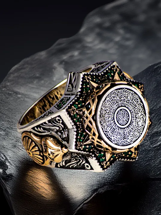 Erkek İnşirah Suresi İşlemeli Yeşil Zirkon Taşlı Babil Temalı 925 Ayar Gümüş Yüzük