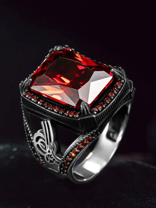 Erkek Gümüş Yüzük - Kırmızı Zirkon Taşlı Yanı Tuğra Motifli Erkek Yüzük Erkek Gümüş Yüzük - Kırmızı Zirkon Taşlı Yanı Tuğra Motifli Erkek Yüzük