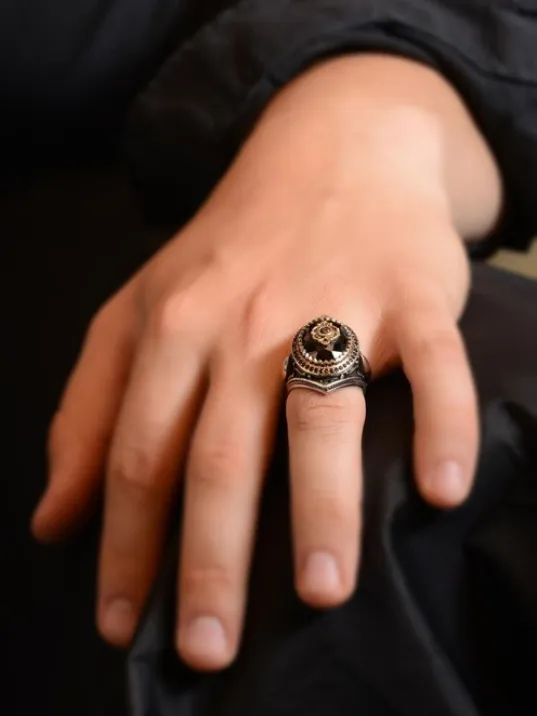 Anadolu Desenli Siyah Oniks Taşlı Yanı Buğday İşlemeli Erkek Gümüş Yüzük