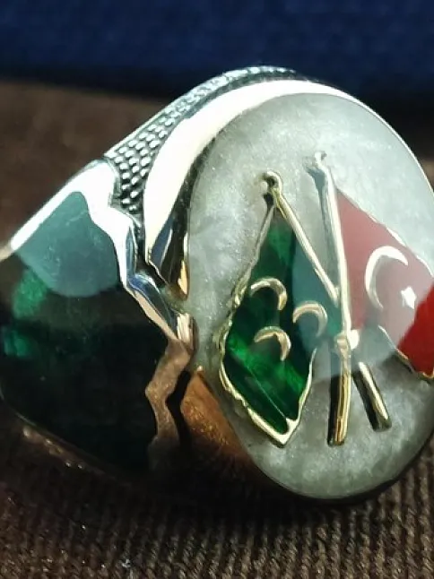Gümüş Erkek Yüzük Bayrak Ve Üç Hilal Motifli Mineli Lüks Model Gümüş Erkek Yüzük Bayrak Ve Üç Hilal Motifli Mineli Lüks Model