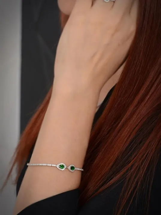 Melodi Bayan Zümrüt Taşlı Gümüş Su Yolu Set - Kolye, Bileklik, Küpe, Yüzük Melodi Bayan Zümrüt Taşlı Gümüş Su Yolu Set - Kolye, Bileklik, Küpe, Yüzük