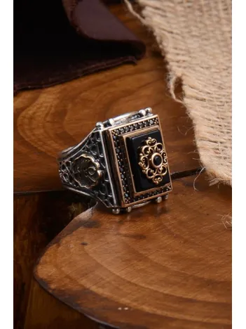 Anadolu Desenli Oniks Taşlı Yanı İşlemeli Erkek Gümüş Yüzük