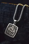 Erkek Gümüş Kolye - Eğimli Kare Model Allah Yazılı Süslemeli Erkek Gümüş Kolye Erkek Gümüş Kolye - Eğimli Kare Model Allah Yazılı Süslemeli Erkek Gümüş Kolye