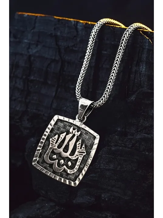 Erkek Gümüş Kolye - Eğimli Kare Model Allah Yazılı Süslemeli Erkek Gümüş Kolye Erkek Gümüş Kolye - Eğimli Kare Model Allah Yazılı Süslemeli Erkek Gümüş Kolye