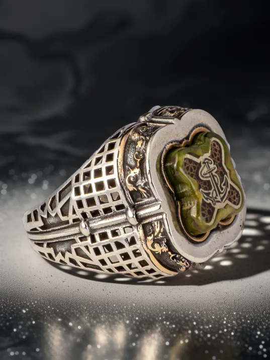 Erkek Yeşil Kehribar Taşlı Çapa Motifli Yanı Hançer 925 Ayar Gümüş Yüzük