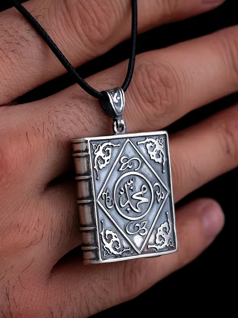 Erkek Gümüş Kolye - Orta Boy Gümüş Allah Ve Muhammed Yazılı Kitap Model Muska Haznesi Cevşen