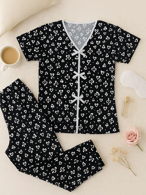 Kadın Siyah Beyaz Kalp Desenli Fiyonklu Kısa Kollu Pijama Takımı – Rahat, Şık Ve 4 Mevsim Kullanım Kadın Siyah Beyaz Kalp Desenli Fiyonklu Kısa Kollu Pijama Takımı – Rahat, Şık Ve 4 Mevsim Kullanım