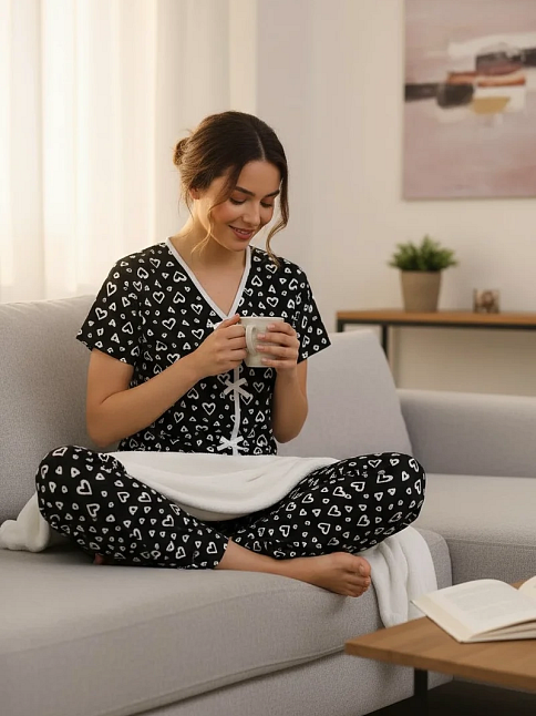 Kadın Siyah Beyaz Kalp Desenli Fiyonklu Kısa Kollu Pijama Takımı – Rahat, Şık Ve 4 Mevsim Kullanım Kadın Siyah Beyaz Kalp Desenli Fiyonklu Kısa Kollu Pijama Takımı – Rahat, Şık Ve 4 Mevsim Kullanım