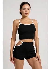 Kadın Siyah Beyaz Şortlu Cut-out Detaylı Gecelik Takımı – Modern, Konforlu Ve Günlük Kombinlere Uygun