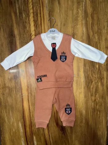 6-24 Aylık Kravatlı Üçlü Takım Kahve 6-24 Aylık Kravatlı Üçlü Takım Kahve