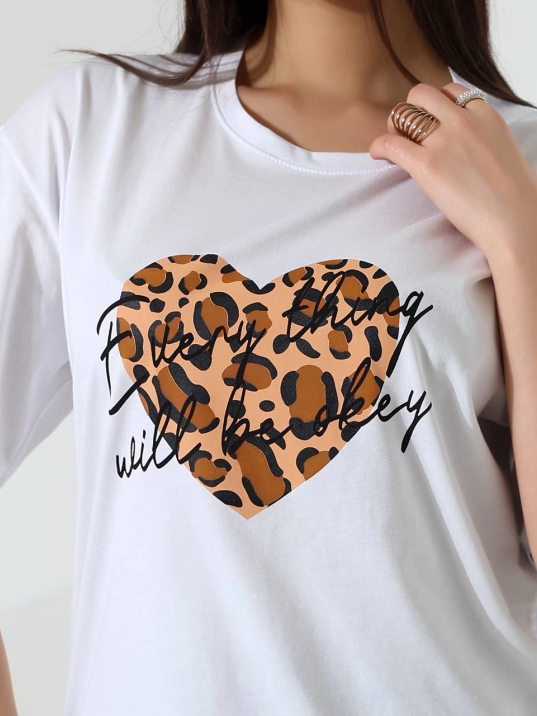 Leopar kalp baskılı tişört Leopar kalp baskılı tişört