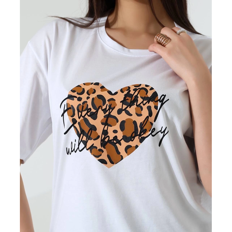 Leopar kalp baskılı tişört Leopar kalp baskılı tişört