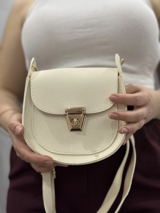 Klasik kapaklı bej cilt çanta