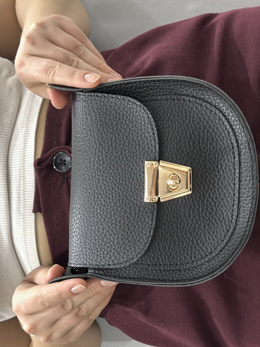 Klasik kapaklı siyah cilt çanta