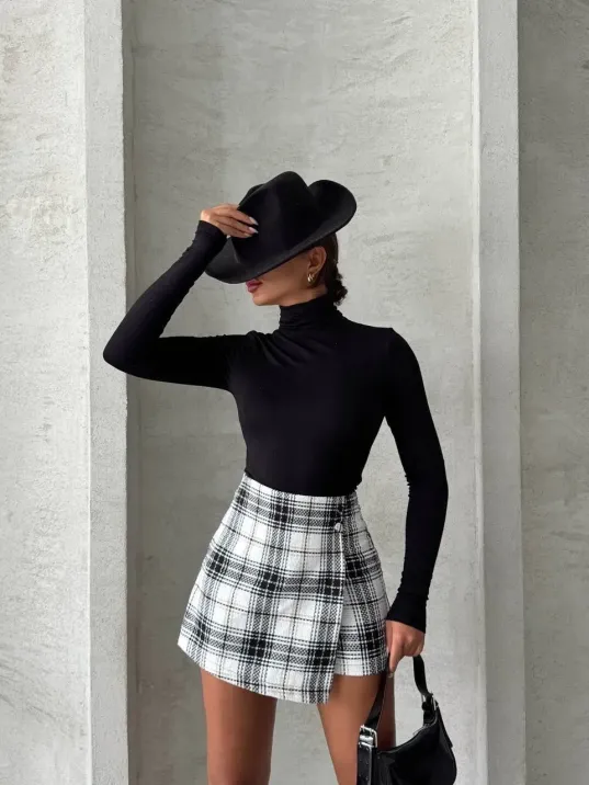 İki Düğmeli Şort Ch Kumaş Etek Ekoseli Siyahbeyaz H26414