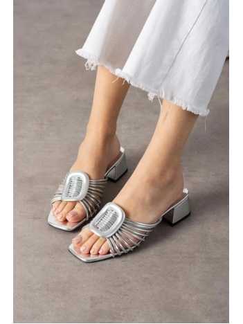 Anca Gümüş Rugan Topuklu Terlik Anca Gümüş Rugan Topuklu Terlik