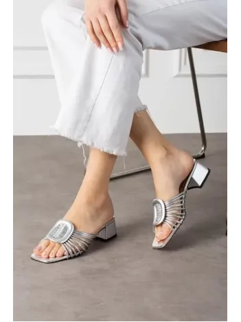 Anca Gümüş Rugan Topuklu Terlik Anca Gümüş Rugan Topuklu Terlik