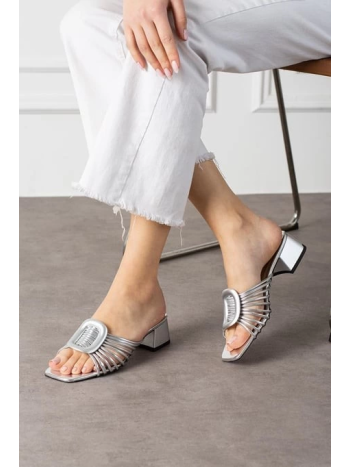 Anca Gümüş Rugan Topuklu Terlik Anca Gümüş Rugan Topuklu Terlik