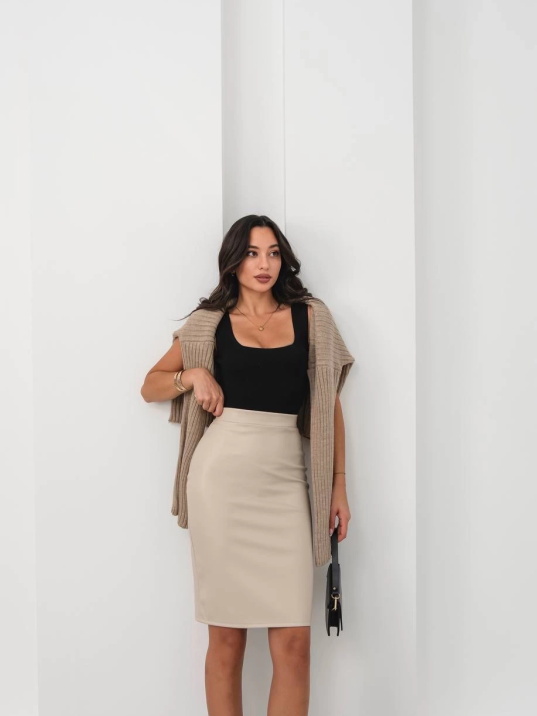 Arkadan yırtmaçlı kalem etek bej Arkadan yırtmaçlı kalem etek bej