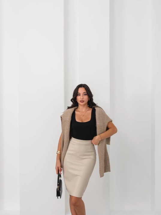 Arkadan yırtmaçlı kalem etek bej Arkadan yırtmaçlı kalem etek bej