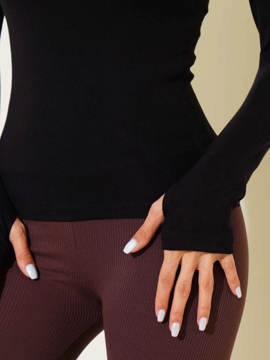 Basic Parmak Geçirme Detaylı Bluz siyah T4266 Basic Parmak Geçirme Detaylı Bluz siyah T4266