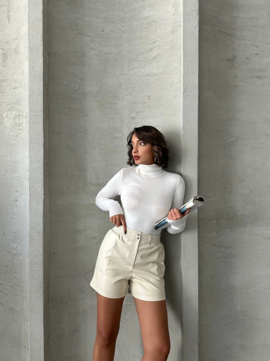 Beli lastikli çıtçıtlı deri şort krem w241007 Beli lastikli çıtçıtlı deri şort krem w241007