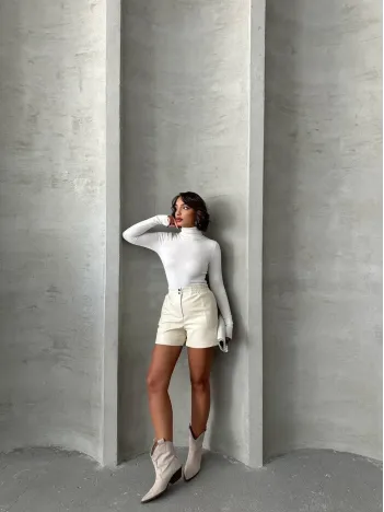 Beli Lastikli Çıtçıtlı Deri Şort Krem W241007