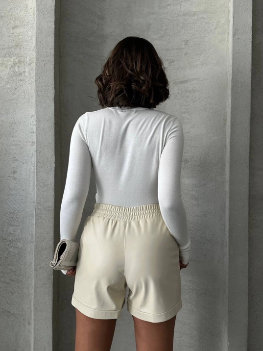 Beli lastikli çıtçıtlı deri şort krem w241007 Beli lastikli çıtçıtlı deri şort krem w241007