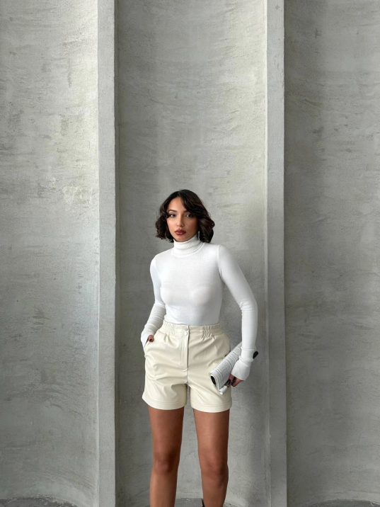 Beli lastikli çıtçıtlı deri şort krem w241007 Beli lastikli çıtçıtlı deri şort krem w241007