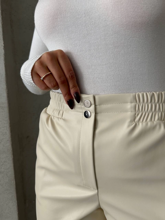 Beli lastikli çıtçıtlı deri şort krem w241007 Beli lastikli çıtçıtlı deri şort krem w241007