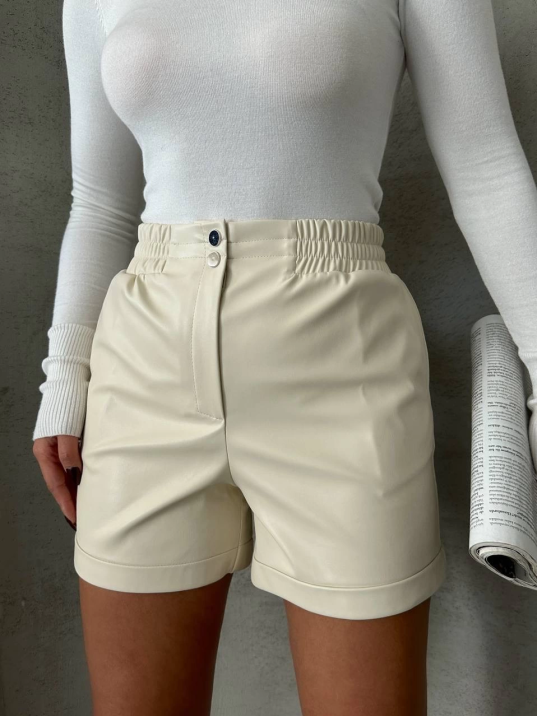 Beli lastikli çıtçıtlı deri şort krem w241007 Beli lastikli çıtçıtlı deri şort krem w241007