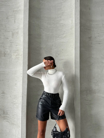 Beli lastikli duble paça deri şort siyah w24755 Beli lastikli duble paça deri şort siyah w24755