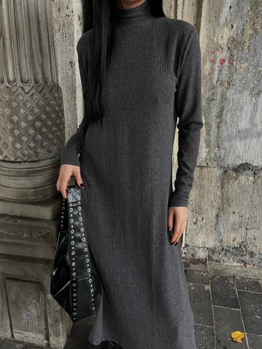 Boğazlı kalın bürümcük uzun elbise siyah Boğazlı kalın bürümcük uzun elbise siyah