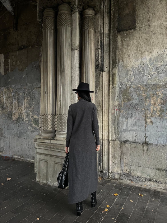 Boğazlı kalın bürümcük uzun elbise siyah Boğazlı kalın bürümcük uzun elbise siyah