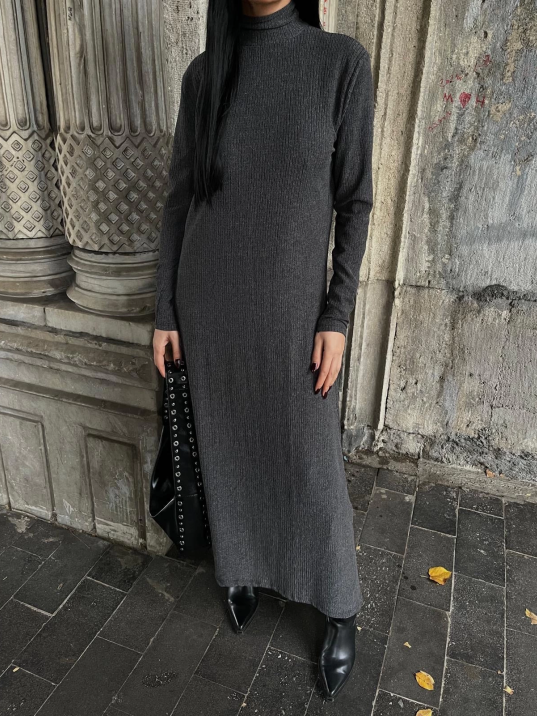 Boğazlı kalın bürümcük uzun elbise siyah Boğazlı kalın bürümcük uzun elbise siyah