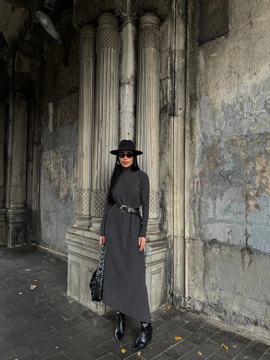 Boğazlı kalın bürümcük uzun elbise siyah Boğazlı kalın bürümcük uzun elbise siyah