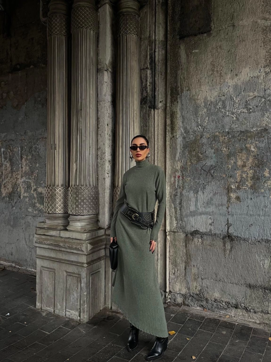 Boğazlı kalın bürümcük uzun elbise yeşil Boğazlı kalın bürümcük uzun elbise yeşil