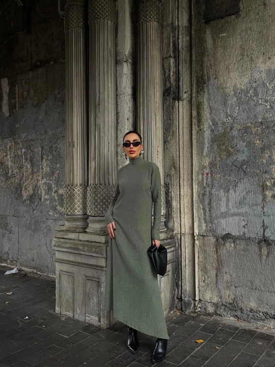 Boğazlı kalın bürümcük uzun elbise yeşil Boğazlı kalın bürümcük uzun elbise yeşil